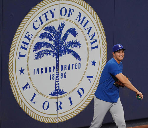 マーリンズ対ドジャース　試合前、壁当てをするドジャース大谷（撮影・菅敏）