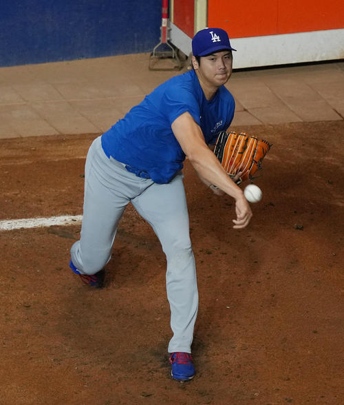 マーリンズ対ドジャース　試合前、ブルペンで投球練習をするドジャース大谷（撮影・菅敏）