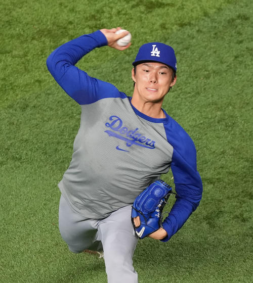 マーリンズ対ドジャース　試合前、キャッチボールをするドジャース山本（撮影・菅敏）