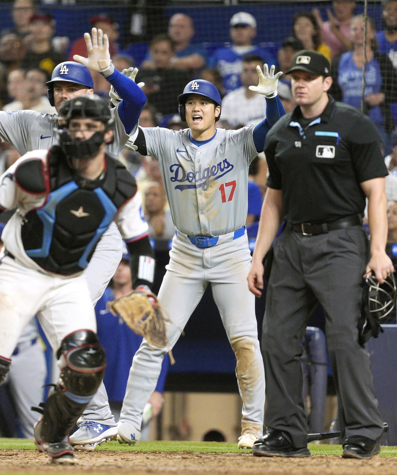 マーリンズ戦の8回、適時打で生還する走者に指示するドジャース・大谷＝マイアミ（共同）
