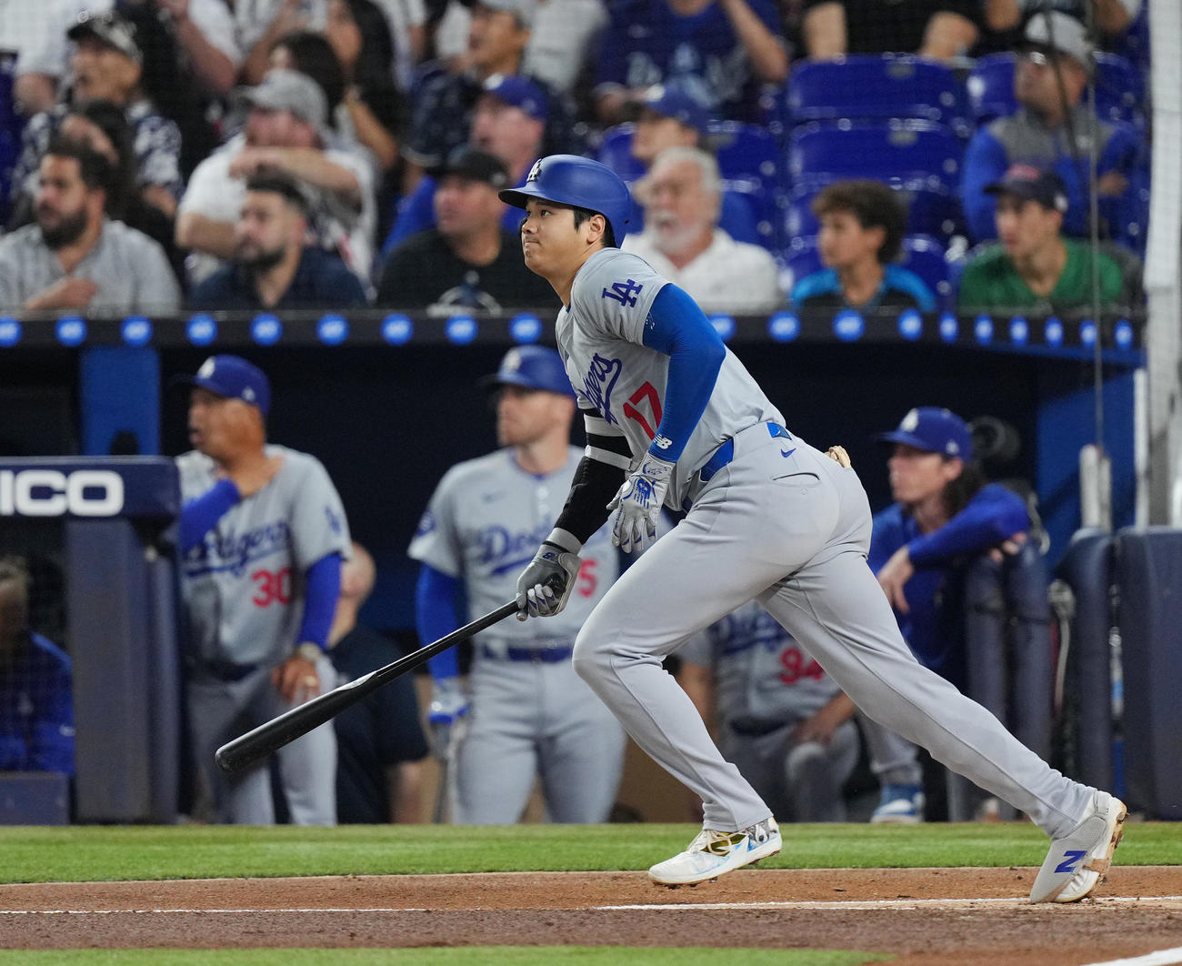 マーリンズ対ドジャース　1回表ドジャース無死、右二塁打を放つ大谷（撮影・菅敏）