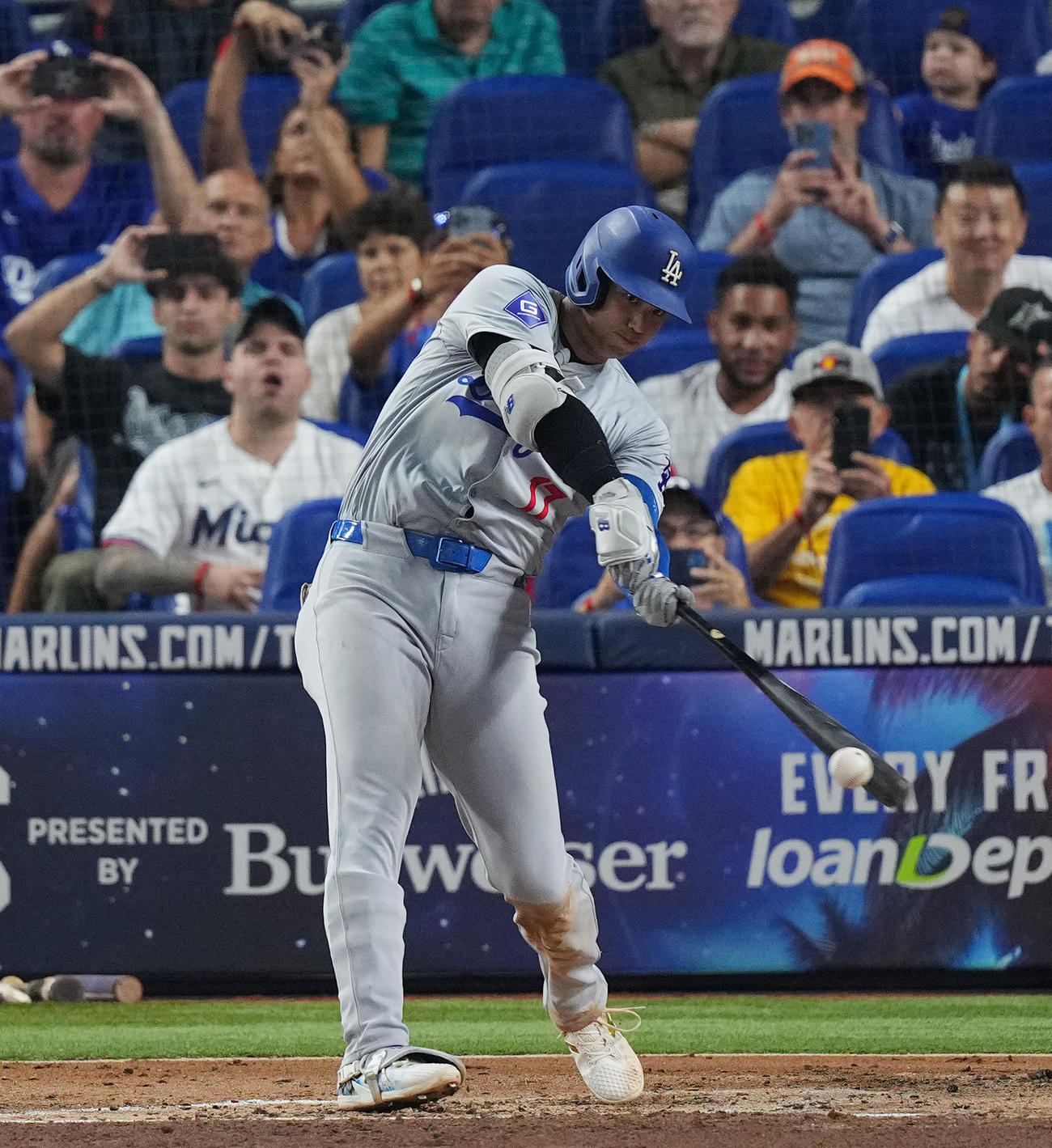 マーリンズ対ドジャース　2回表ドジャース2死一、二塁、右適時打を放つ大谷（撮影・菅敏）