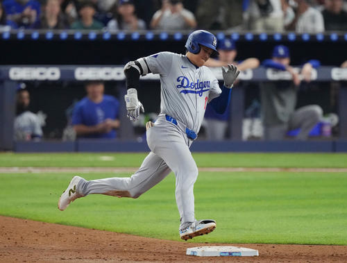 マーリンズ対ドジャース 3回表ドジャース2死一、三塁、中2点適時二塁打を放ち、二塁を駆け回る大谷(撮影・菅敏)