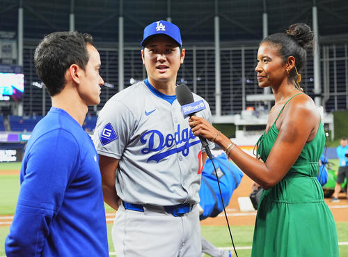 マーリンズ対ドジャース 「50-50」を達成し、ヒーローインタビューに応じるドジャース大谷(中央)(撮影・菅敏)