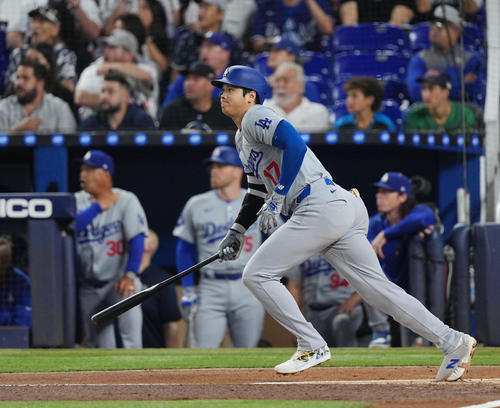 マーリンズ対ドジャース 1回表ドジャース無死、右二塁打を放つ大谷(撮影・菅敏)