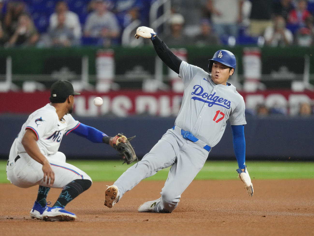 マーリンズ対ドジャース　1回表ドジャース無死一塁、打者ベッツの時、二塁盗塁を決める大谷（右）（撮影・菅敏）