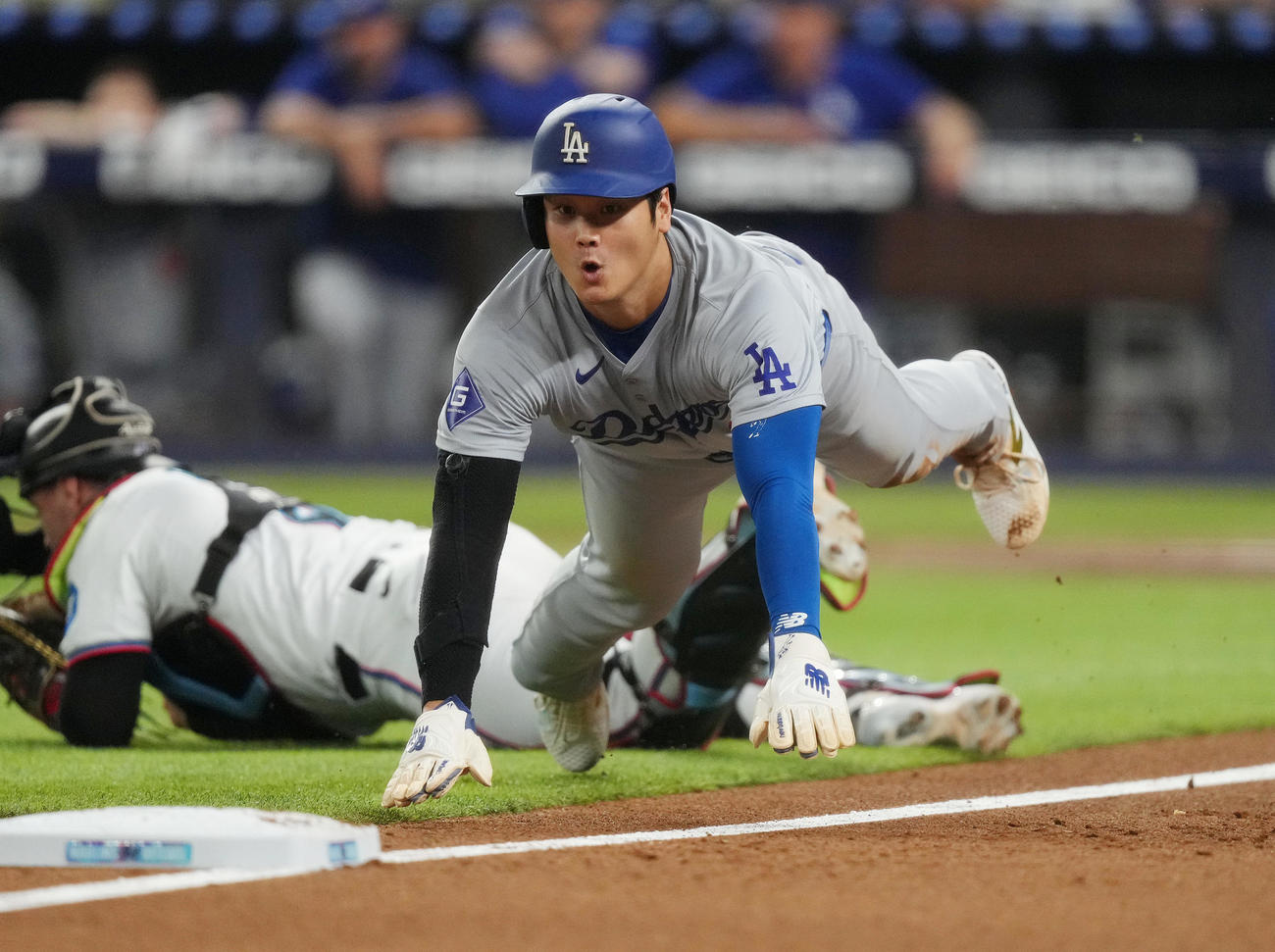 マーリンズ対ドジャース　1回表ドジャース1死三塁、T・ヘルナンデスの遊ゴロで三本間に挟まれ、三塁に滑り込むもアウトとなる大谷（撮影・菅敏）