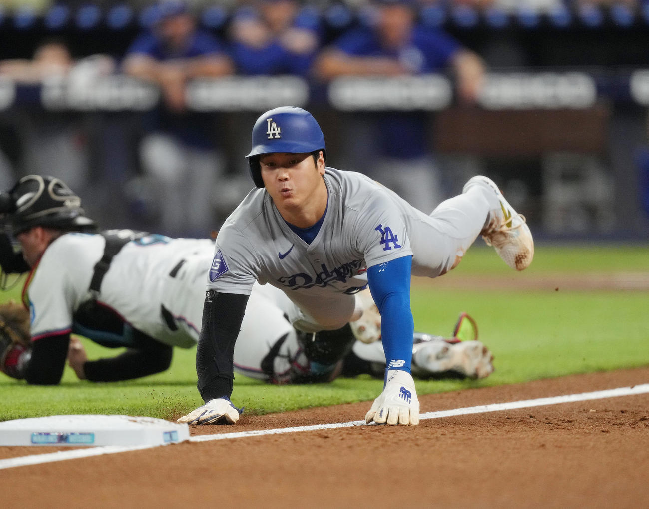 マーリンズ対ドジャース　1回表ドジャース1死三塁、T・ヘルナンデスの遊飛で三本間に挟まれ、三塁に滑り込むもアウトとなる大谷（撮影・菅敏）