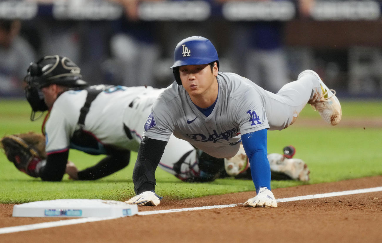 マーリンズ対ドジャース　1回表ドジャース1死三塁、T・ヘルナンデスの遊飛で三本間に挟まれ、三塁に滑り込むもアウトとなる大谷（撮影・菅敏）