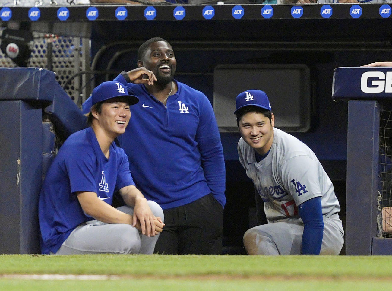 マーリンズ戦の9回、ベンチで談笑するドジャース・大谷（右）と山本＝マイアミ（共同）