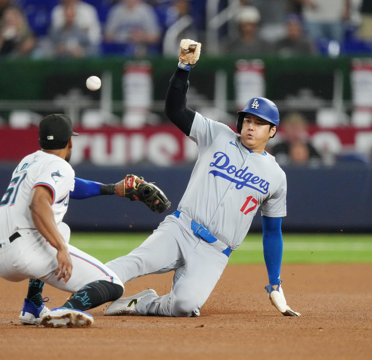 マーリンズ対ドジャース　1回表ドジャース無死一塁、打者ベッツの時、二塁盗塁を決める大谷（右）（撮影・菅敏）