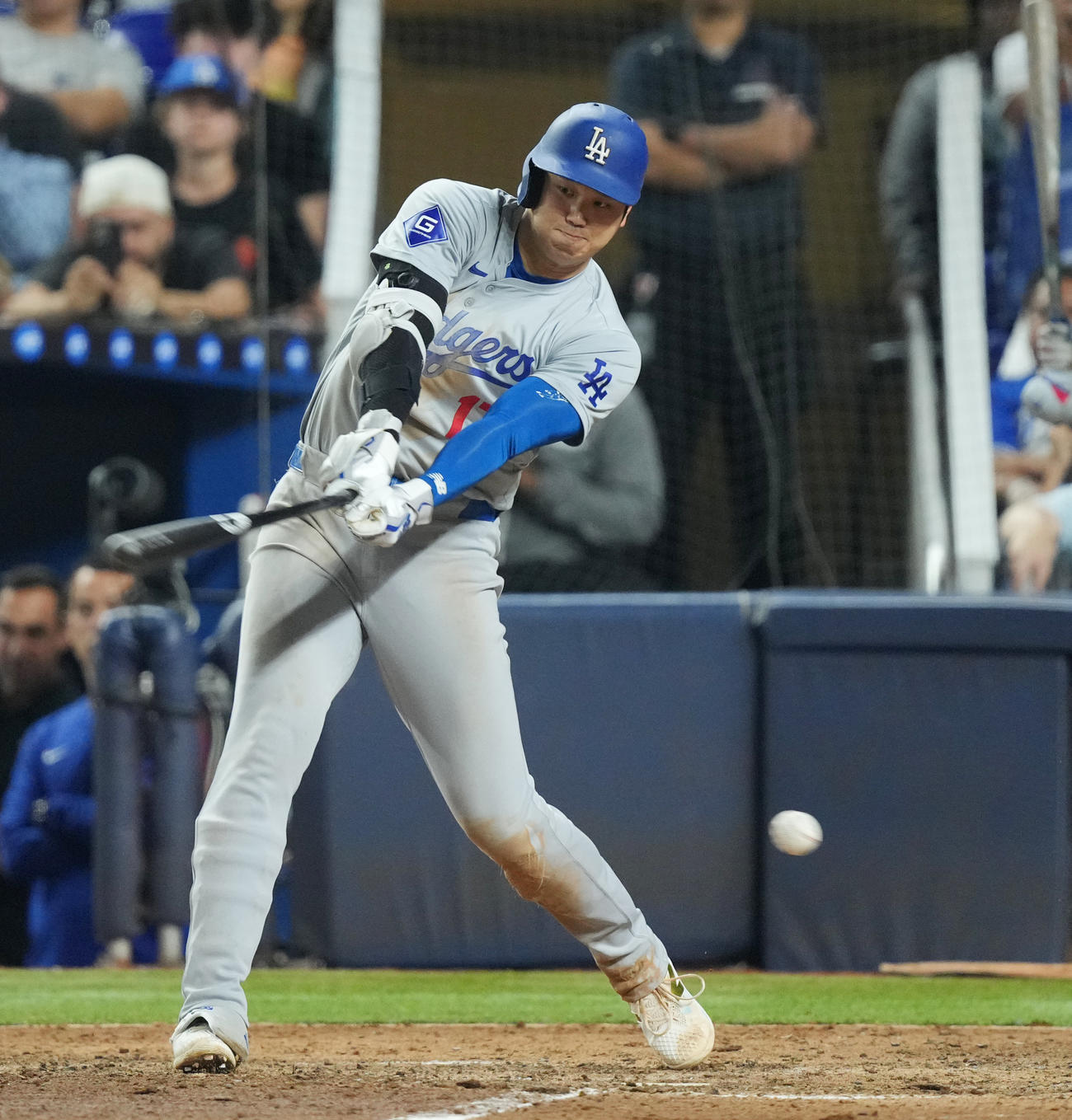 マーリンズ対ドジャース　8回表ドジャース2死一、二塁、空振りの三振に倒れる大谷（撮影・菅敏）