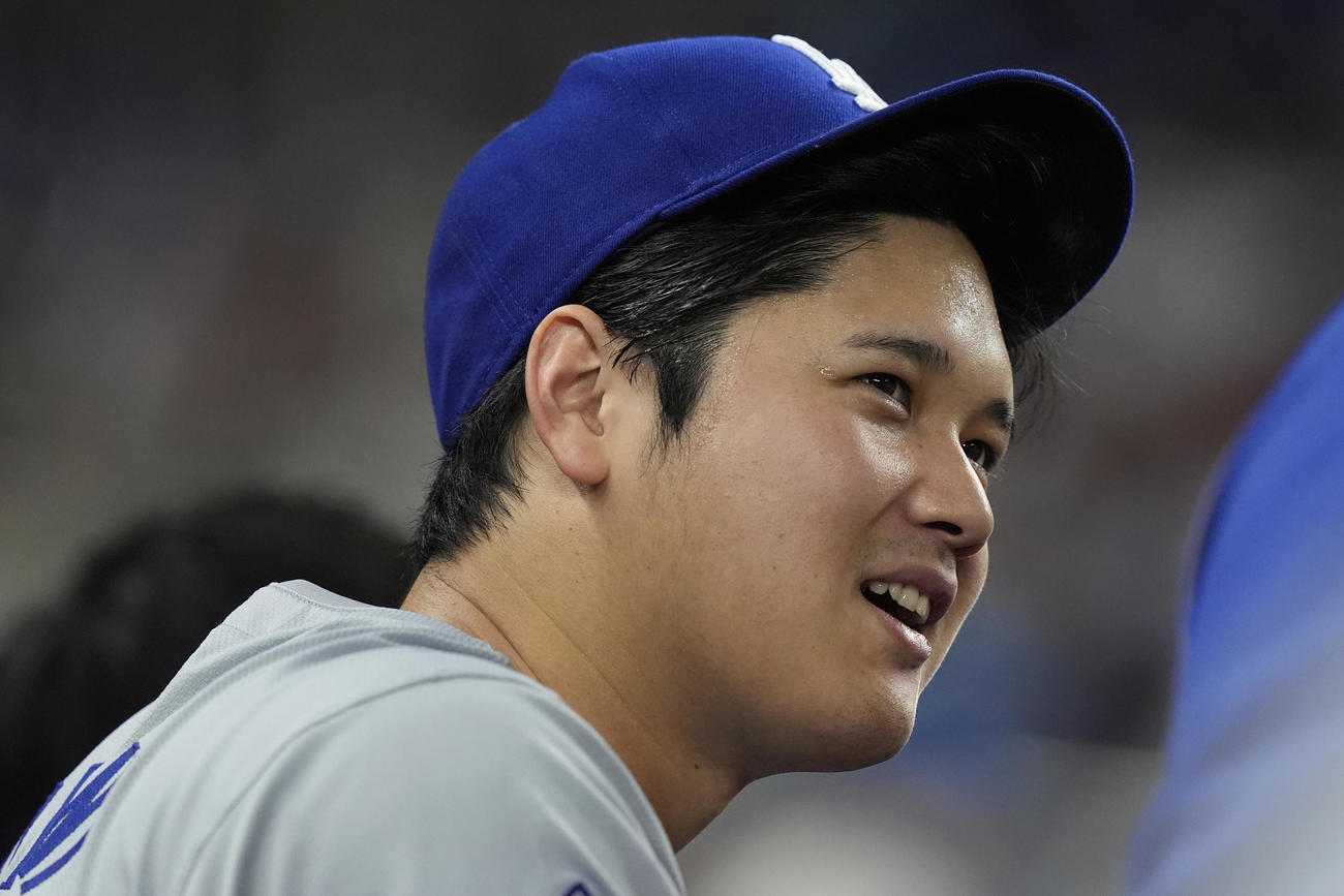 マーリンズ戦8回裏に同僚と話すドジャース大谷翔平（AP）