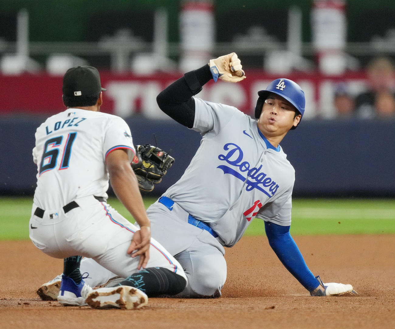 マーリンズ対ドジャース　1回表ドジャース無死一塁、打者ベッツの時、二塁盗塁を決める大谷（右）（撮影・菅敏）