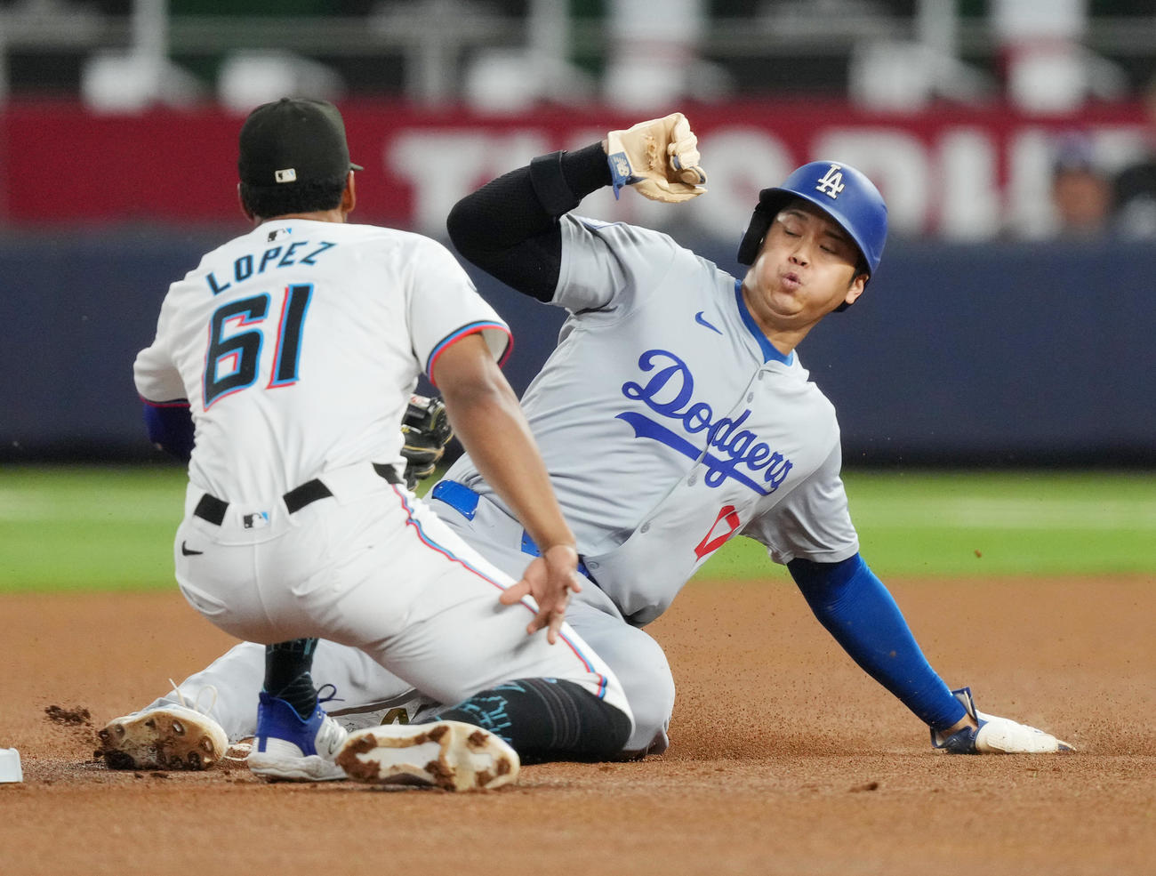 マーリンズ対ドジャース　1回表ドジャース無死一塁、打者ベッツの時、二塁盗塁を決める大谷（右）（撮影・菅敏）