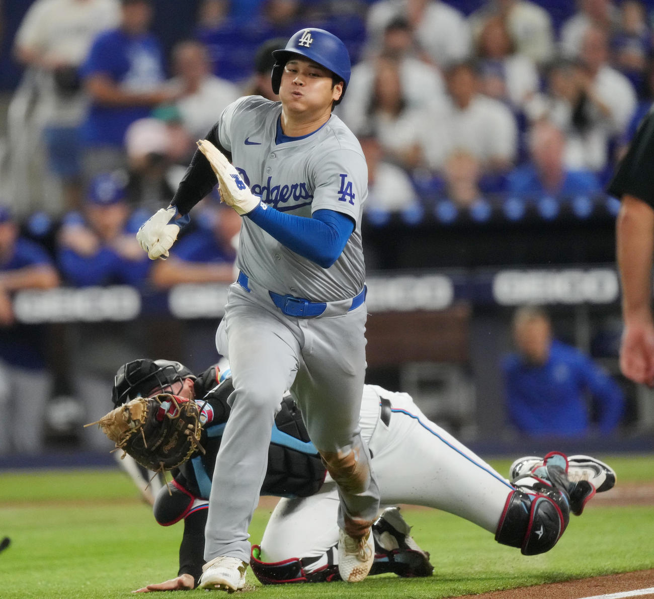 マーリンズ対ドジャース　1回表ドジャース1死三塁、T・ヘルナンデスの遊ゴロで三本間に挟まれる大谷（撮影・菅敏）