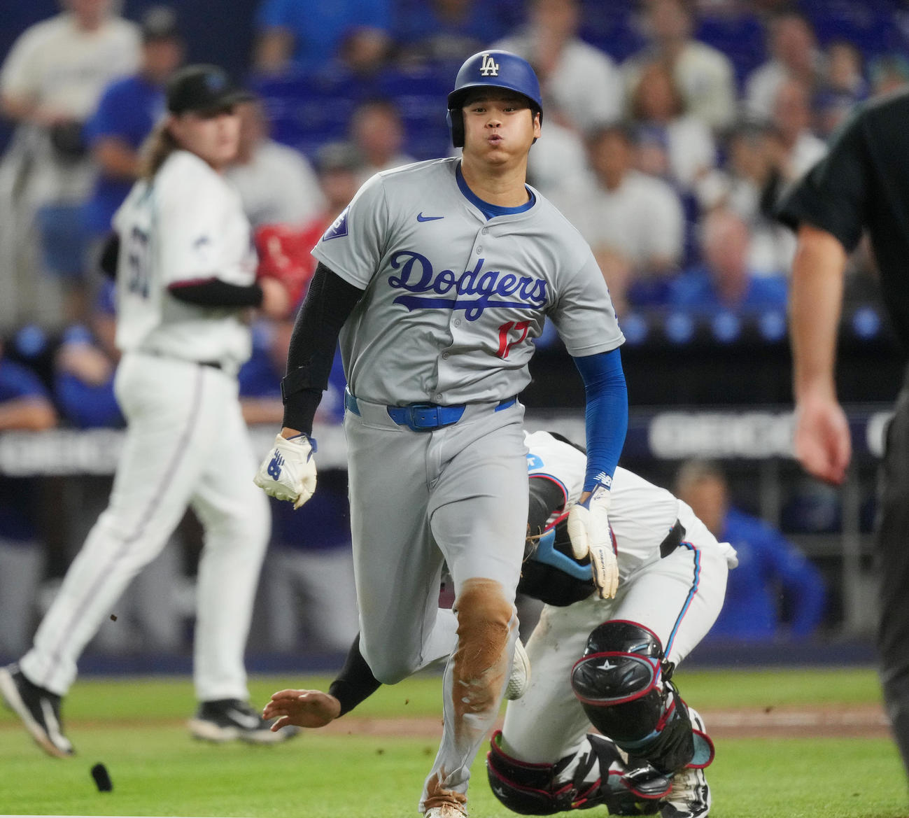 マーリンズ対ドジャース　1回表ドジャース1死三塁、T・ヘルナンデスの遊ゴロで三本間に挟まれる大谷（撮影・菅敏）