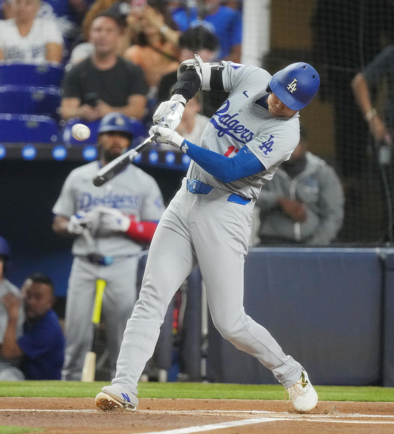 マーリンズ対ドジャース　1回表ドジャース無死、左前打を放つ大谷（撮影・菅敏）