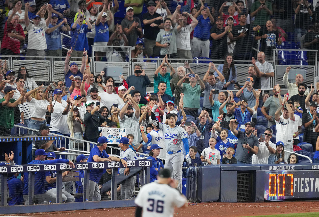 マーリンズ対ドジャース　7回表ドジャース2死三塁、50号2点本塁打を放ち、カーテンコールに応える大谷（撮影・菅敏）