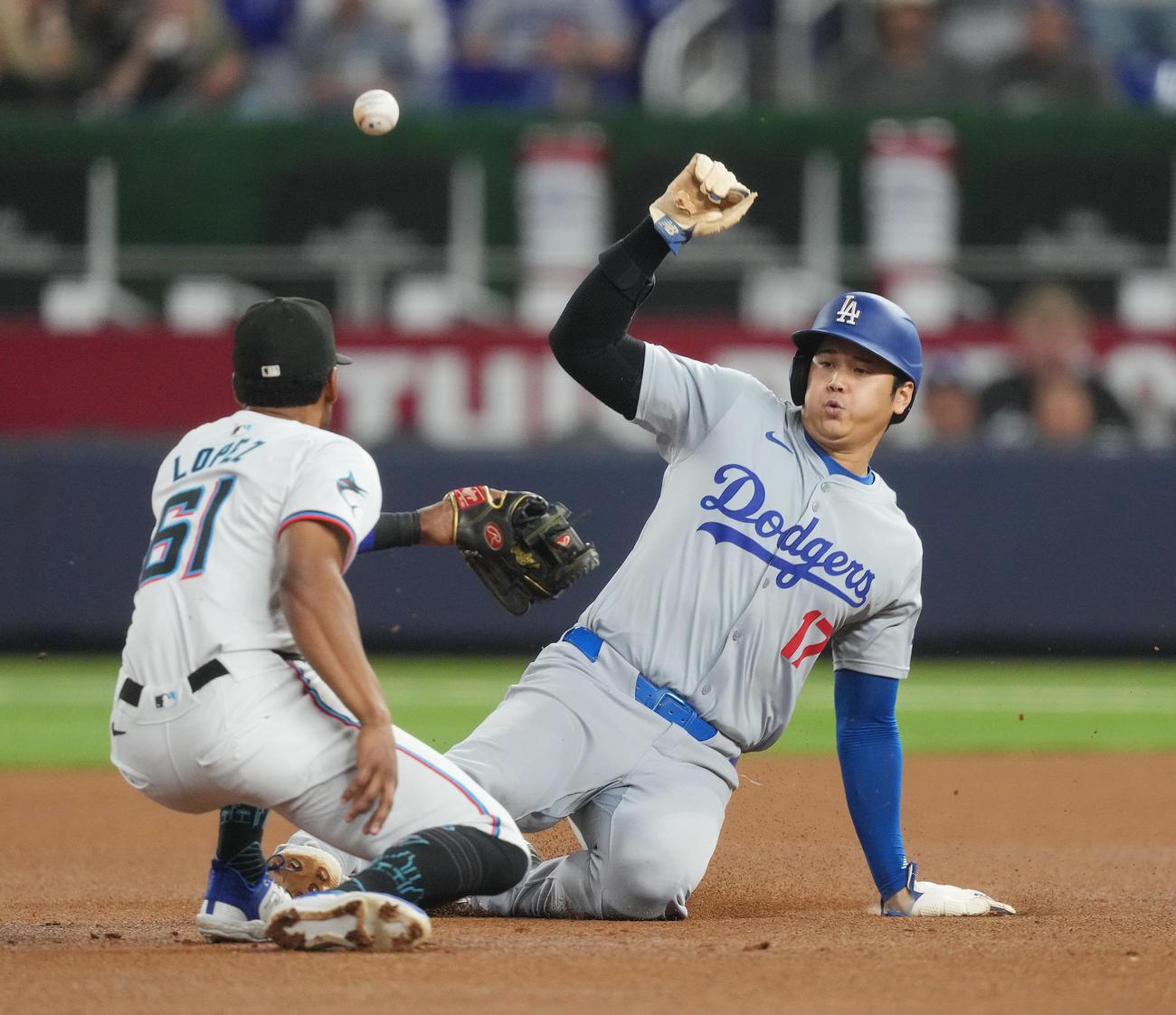 マーリンズ対ドジャース　1回表ドジャース無死一塁、打者ベッツの時、二塁盗塁を決める大谷（右）（撮影・菅敏）