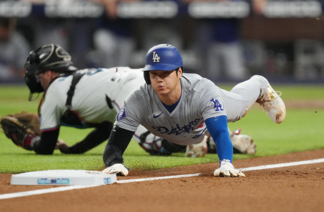 マーリンズ対ドジャース　1回表ドジャース1死三塁、T・ヘルナンデスの遊飛で三本間に挟まれ、三塁に滑り込むもアウトとなる大谷（撮影・菅敏）
