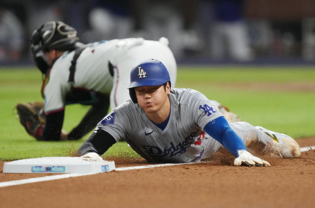 マーリンズ対ドジャース　1回表ドジャース1死三塁、T・ヘルナンデスの遊ゴロで三本間に挟まれ、三塁に滑り込むもアウトとなる大谷（撮影・菅敏）