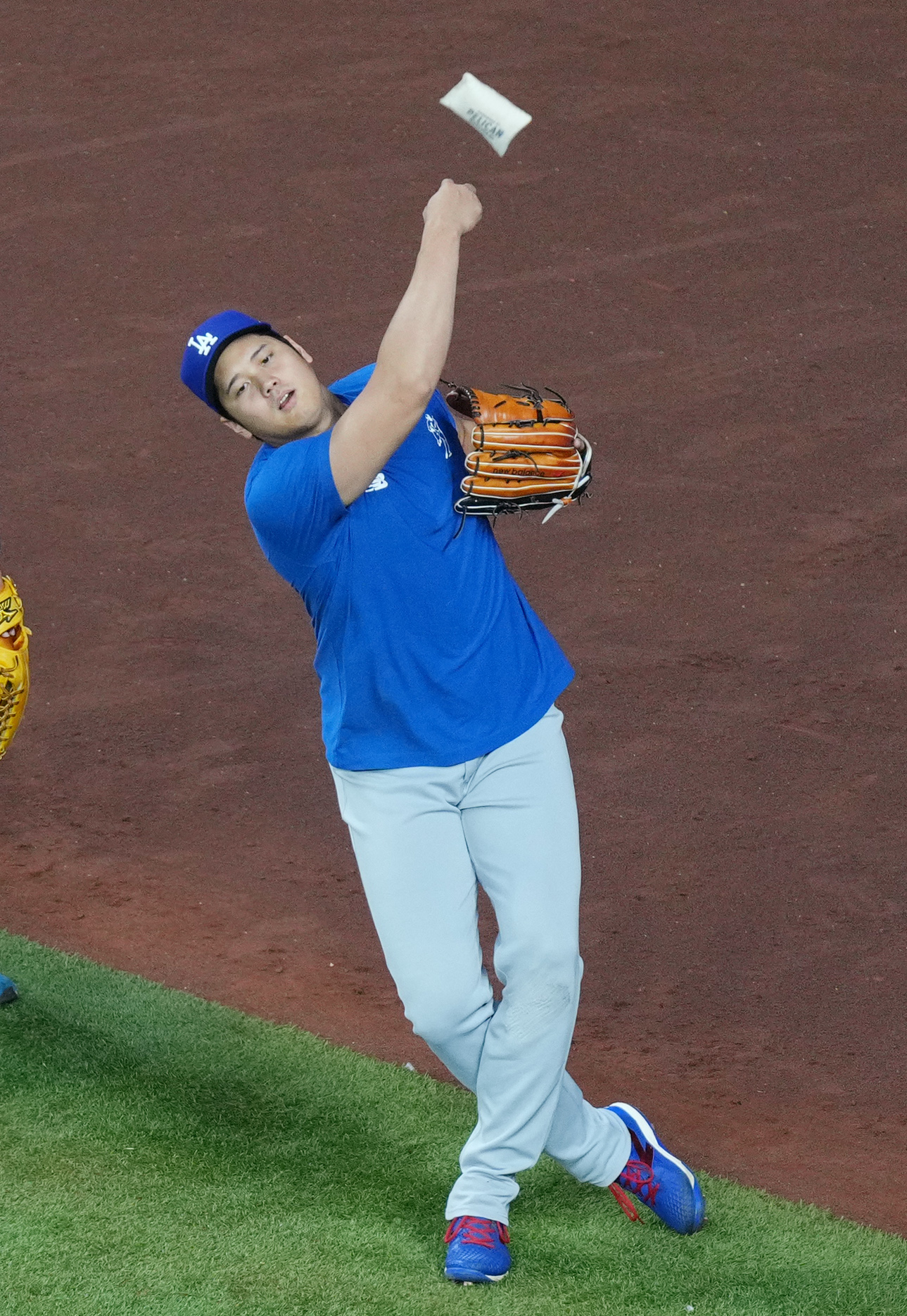 マーリンズ対ドジャース　試合前、キャッチボールの合間にロージンを投げるドジャース大谷（撮影・菅敏）