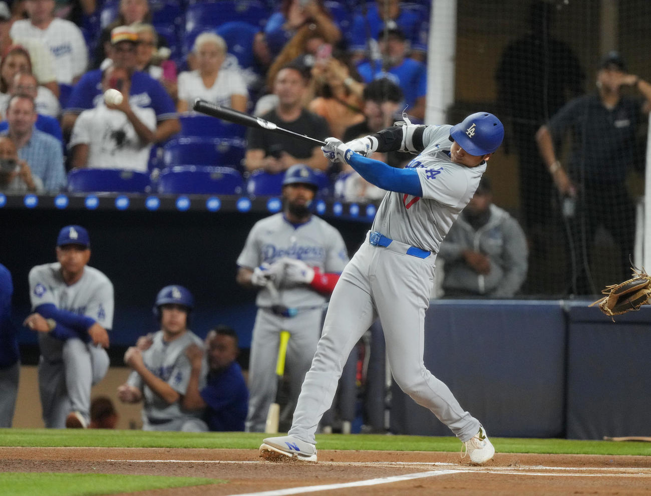 マーリンズ対ドジャース　1回表ドジャース無死、左前打を放つ大谷（撮影・菅敏）