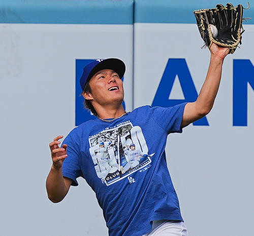 ドジャース対ロッキーズ 試合前、大谷50/50記念Tシャツを着て練習をするドジャース山本(撮影・菅敏)