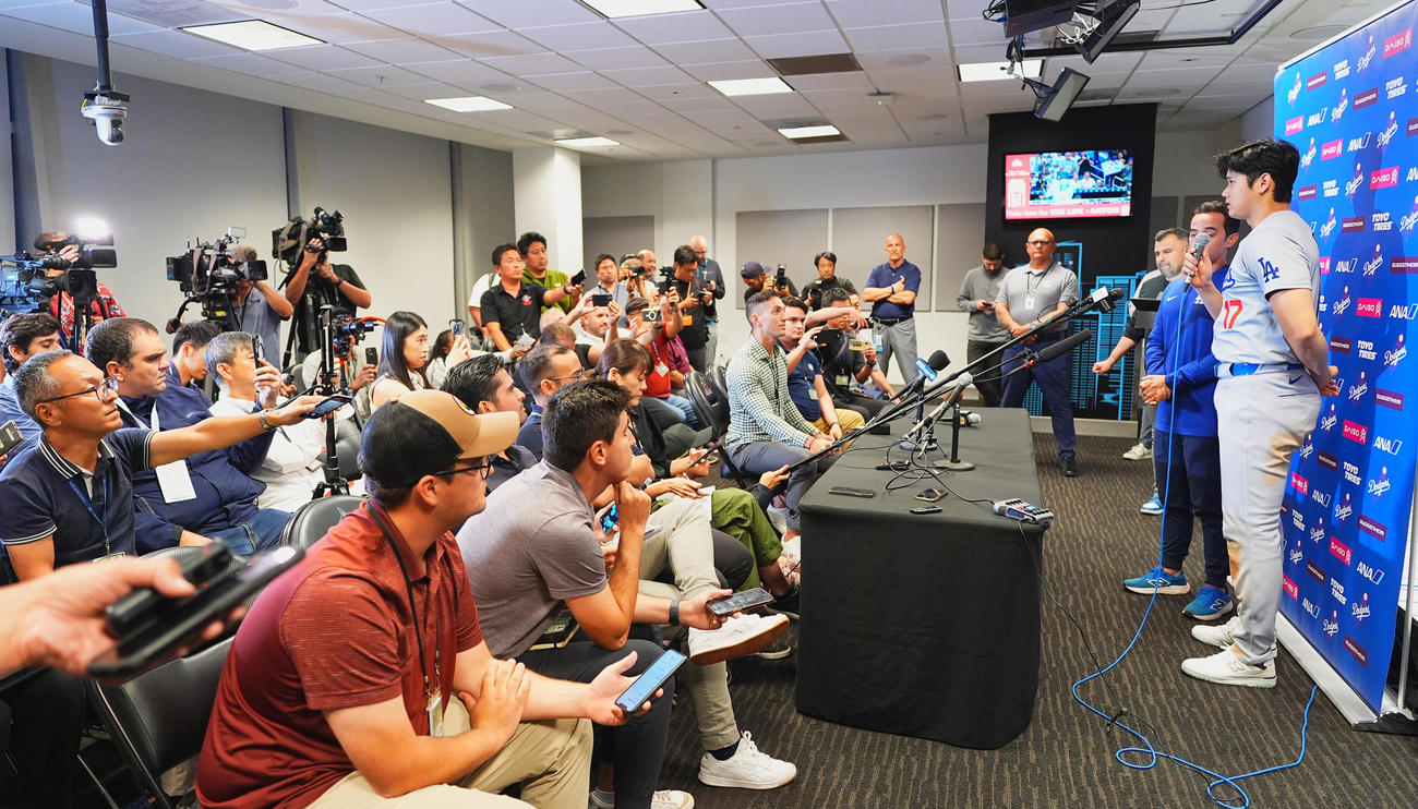 マーリンズ対ドジャース　「50－50」を達成し、記者の質問に答えるドジャース大谷（右）（撮影・菅敏）