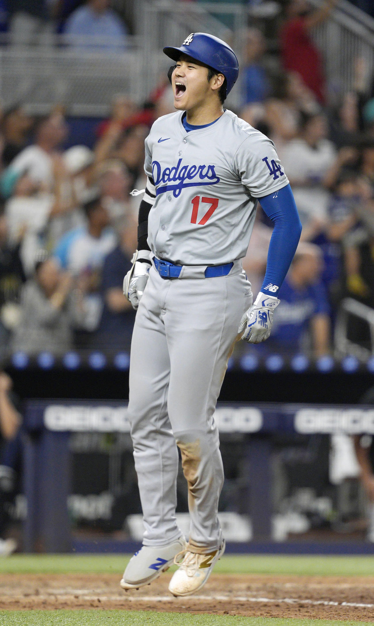 米大リーグ、マーリンズ戦の7回、50号2ランを放ち喜ぶドジャース大谷翔平（共同）