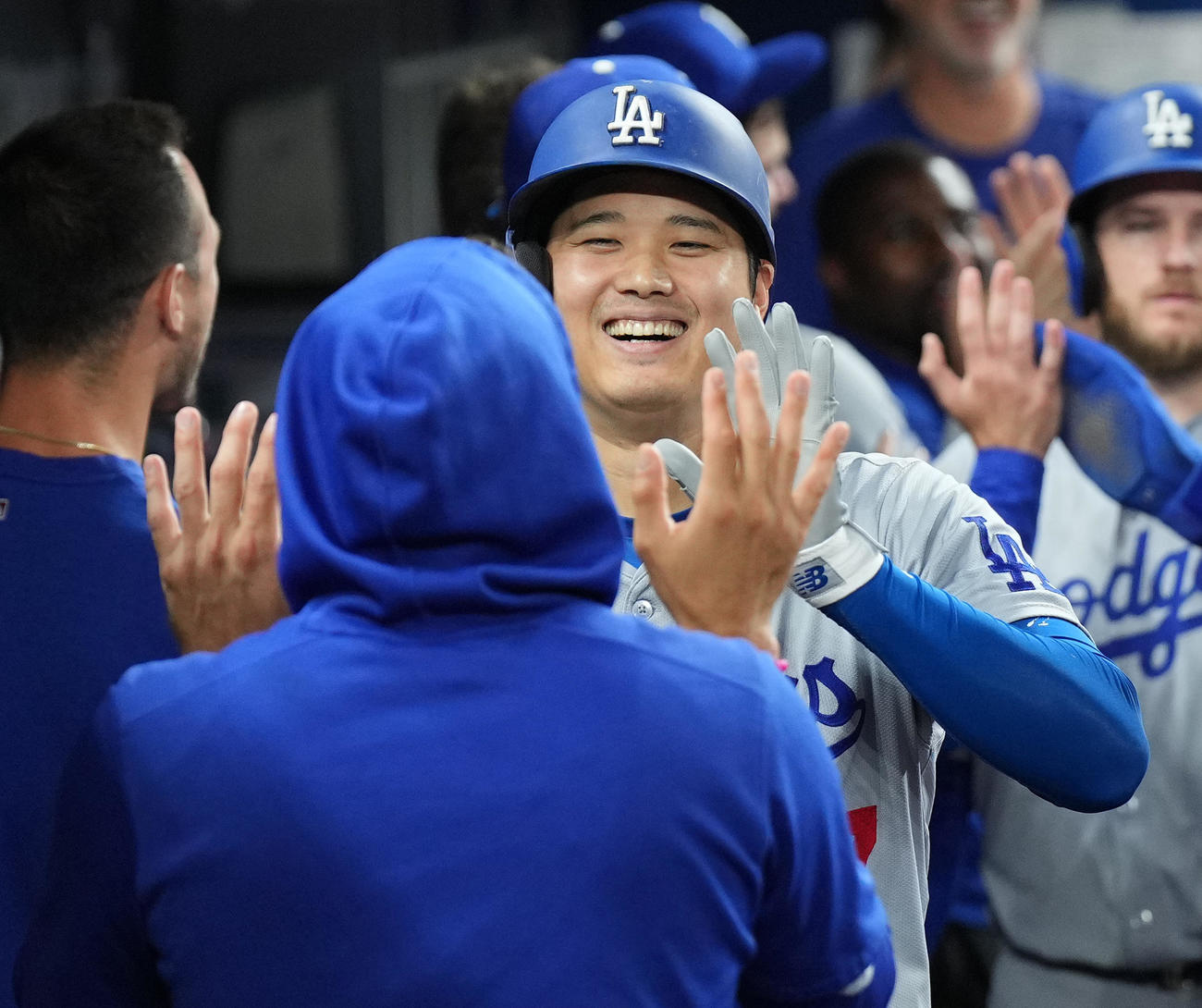 マーリンズ対ドジャース　9回表ドジャース2死一、二塁、右越えに3点本塁打を放ち、ナインに迎えられる大谷（撮影・菅敏）