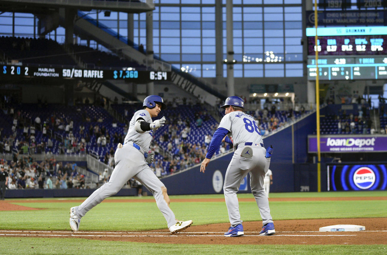 マーリンズ戦の7回に50号2ランを放ったドジャース大谷（左）（共同）