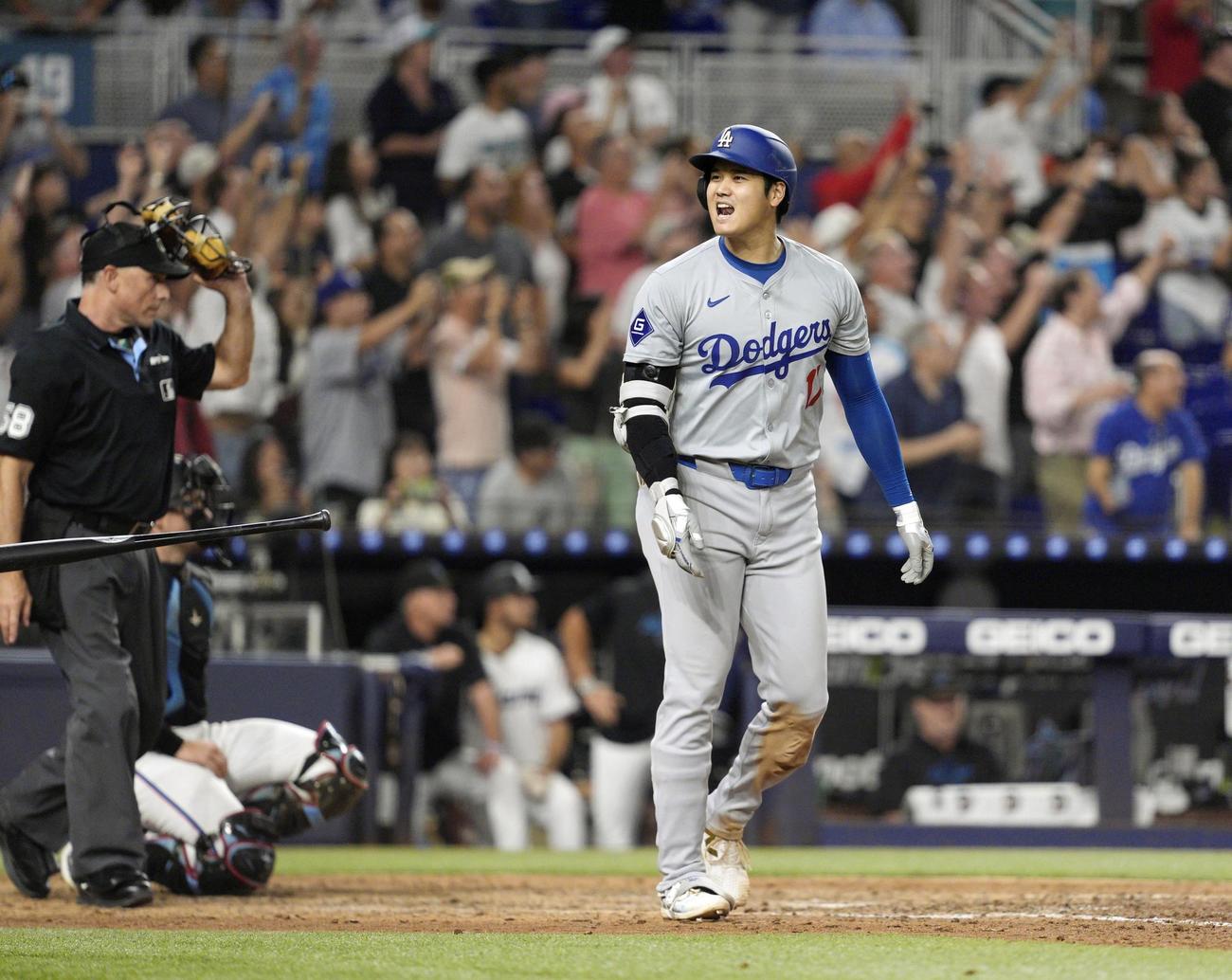 米大リーグ、マーリンズ戦の7回、50号2ランを放ったドジャース大谷翔平（共同）
