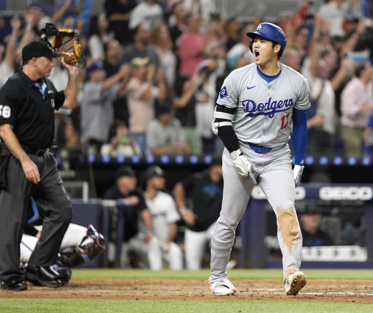 米大リーグ、マーリンズ戦の7回、50号2ランを放ったドジャース大谷翔平（共同）