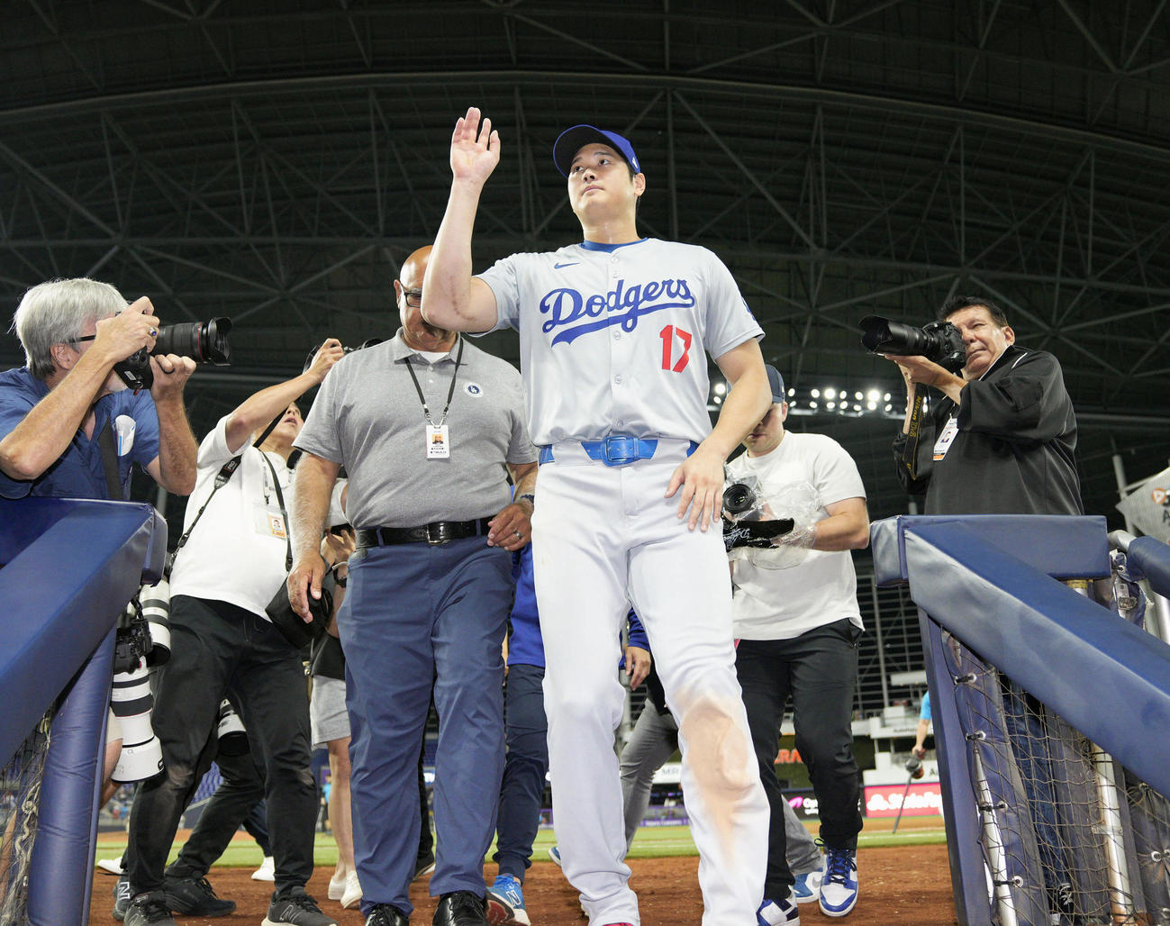 「50本塁打、50盗塁」を達成したドジャース大谷翔平はマーリンズ戦を終え、引き揚げる（共同）