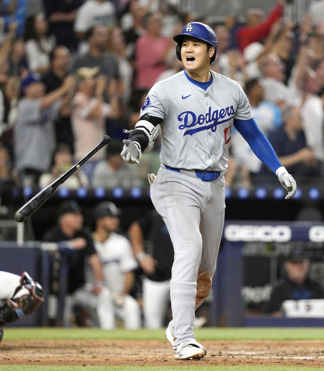 マーリンズ戦の7回、50号2ランを放つドジャース大谷翔平。メジャー史上初の「50本塁打、50盗塁」に到達（共同）