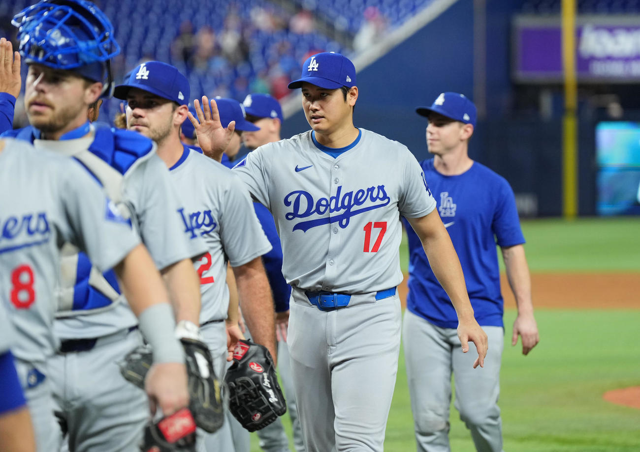 マーリンズ対ドジャース　プレーオフ進出が決まり、ナインとタッチをするドジャース大谷（中央）（撮影・菅敏）