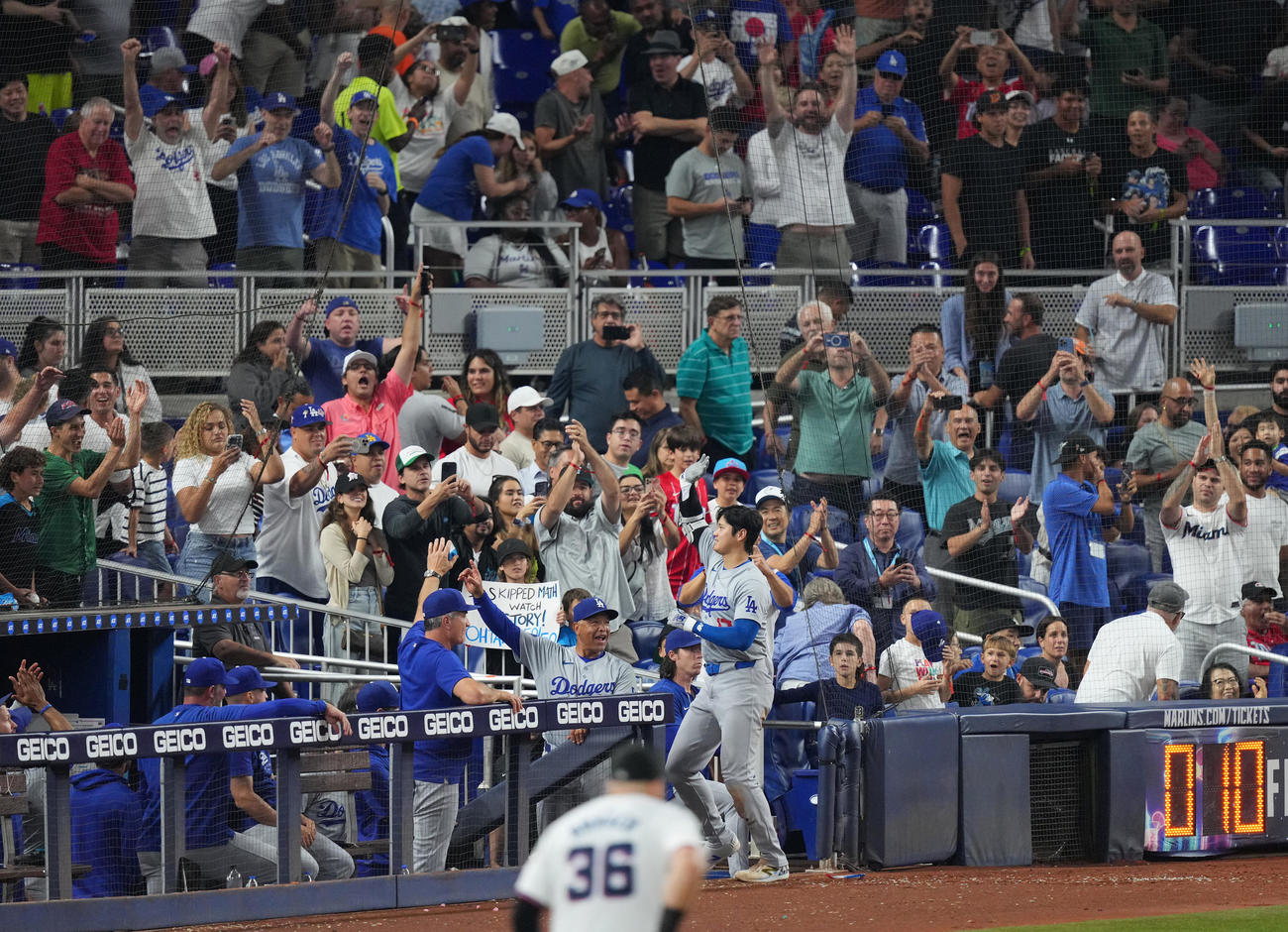 マーリンズ対ドジャース　7回表ドジャース2死三塁、50号2点本塁打を放ち、カーテンコールに応える大谷（撮影・菅敏）