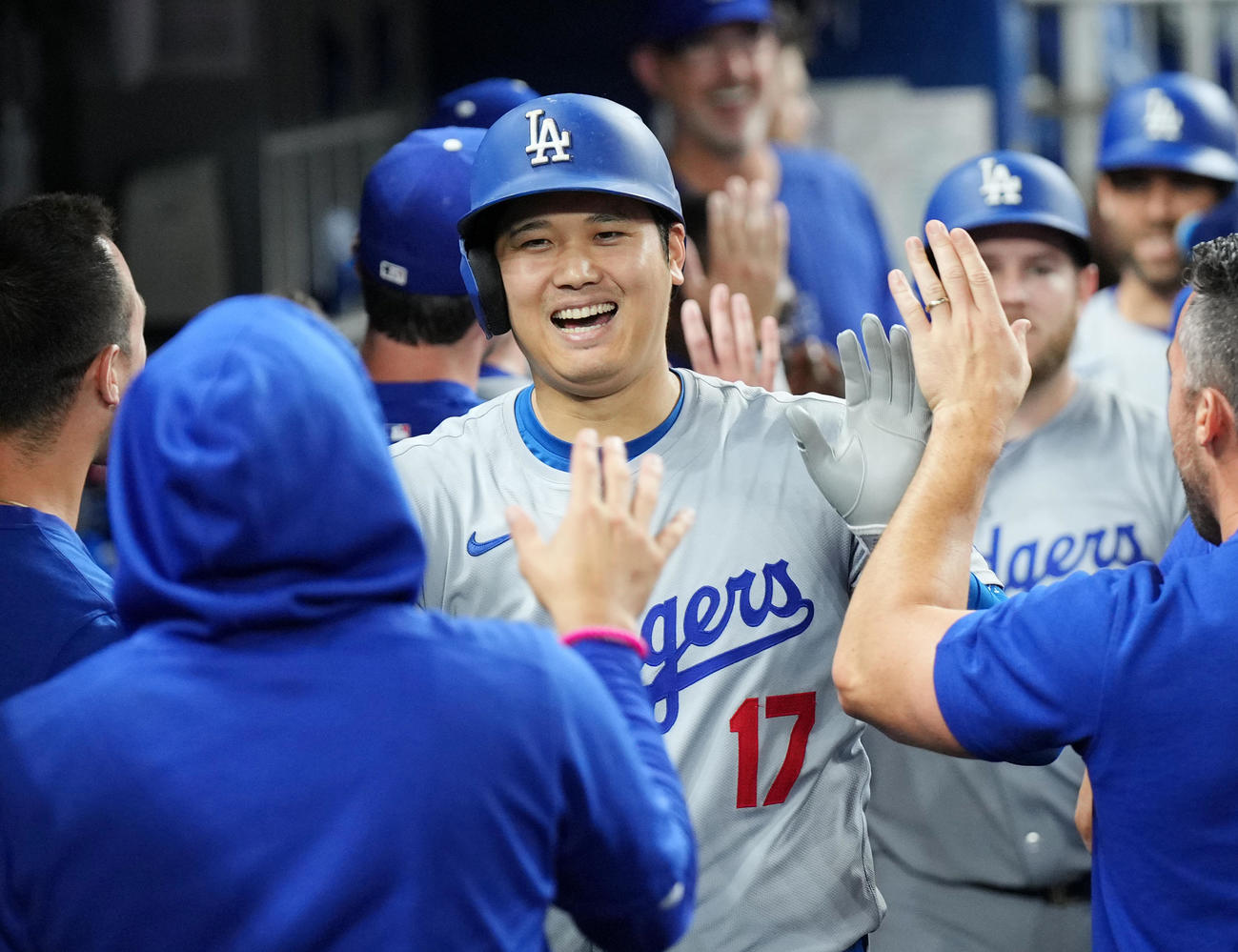 マーリンズ対ドジャース　9回表ドジャース2死一、二塁、右越えに3点本塁打を放ち、ナインに迎えられる大谷（撮影・菅敏）