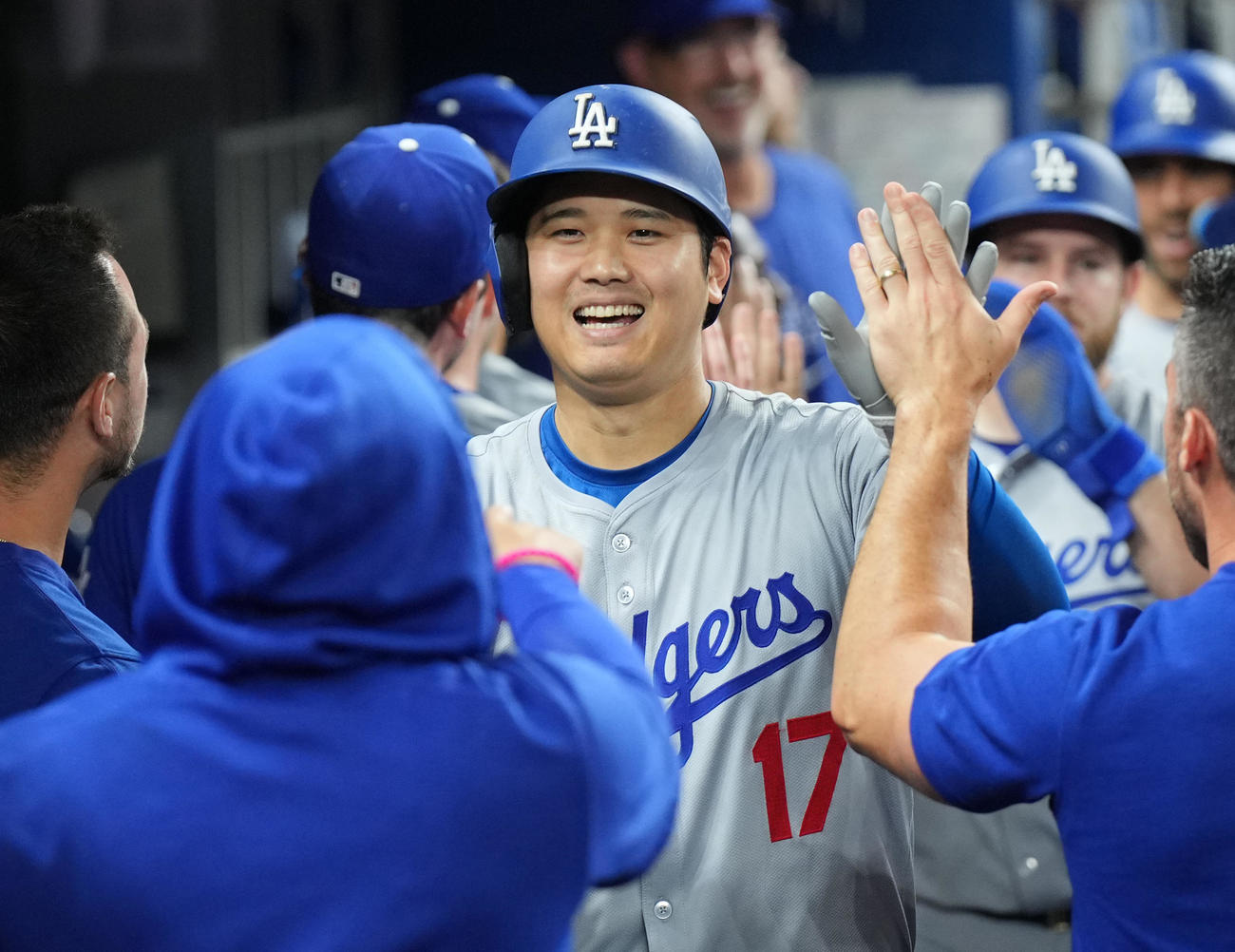 マーリンズ対ドジャース　9回表ドジャース2死一、二塁、右越えに3点本塁打を放ち、ナインに迎えられる大谷（撮影・菅敏）
