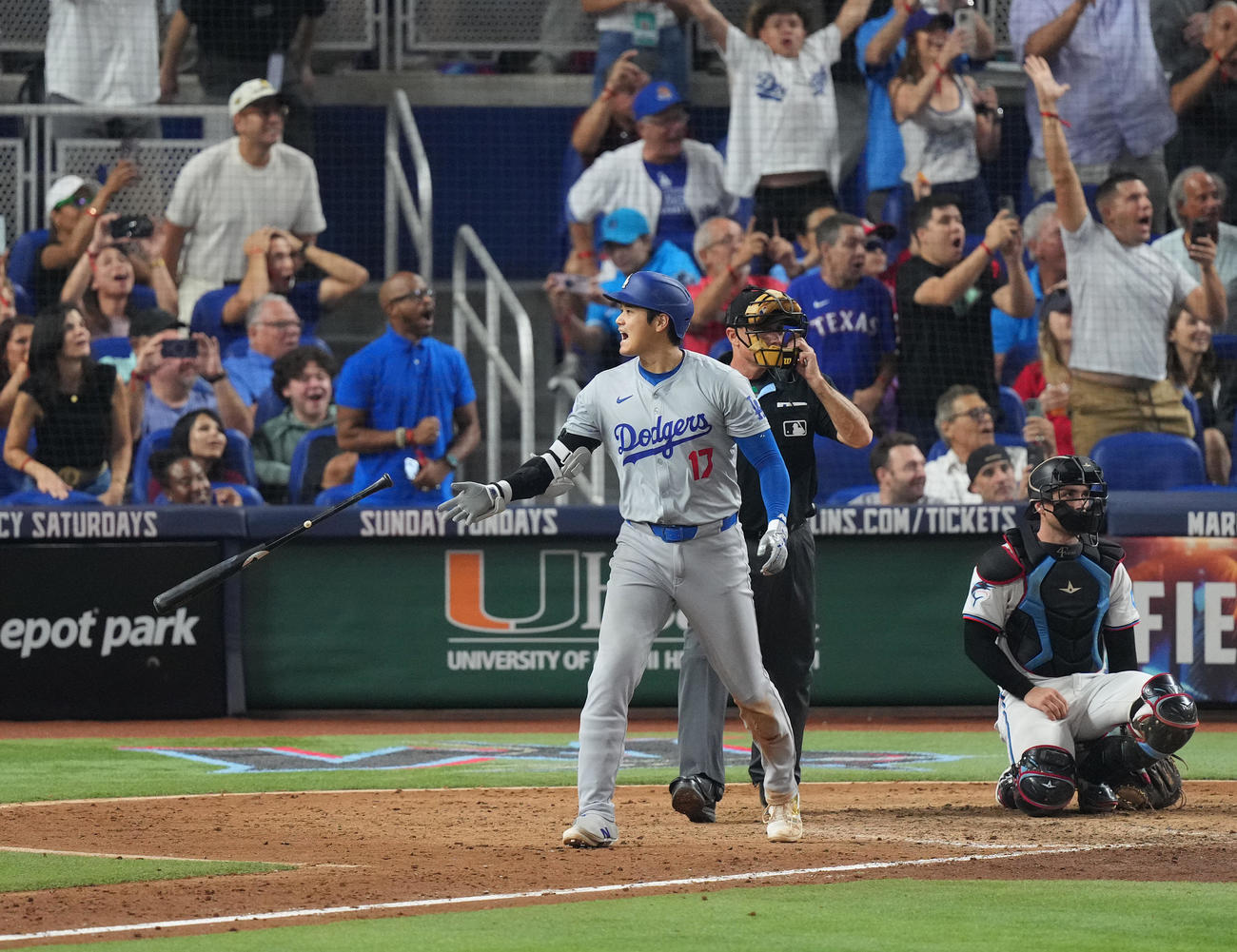 マーリンズ対ドジャース　7回表ドジャース2死三塁、50号2点本塁打を放つ大谷（撮影・菅敏）