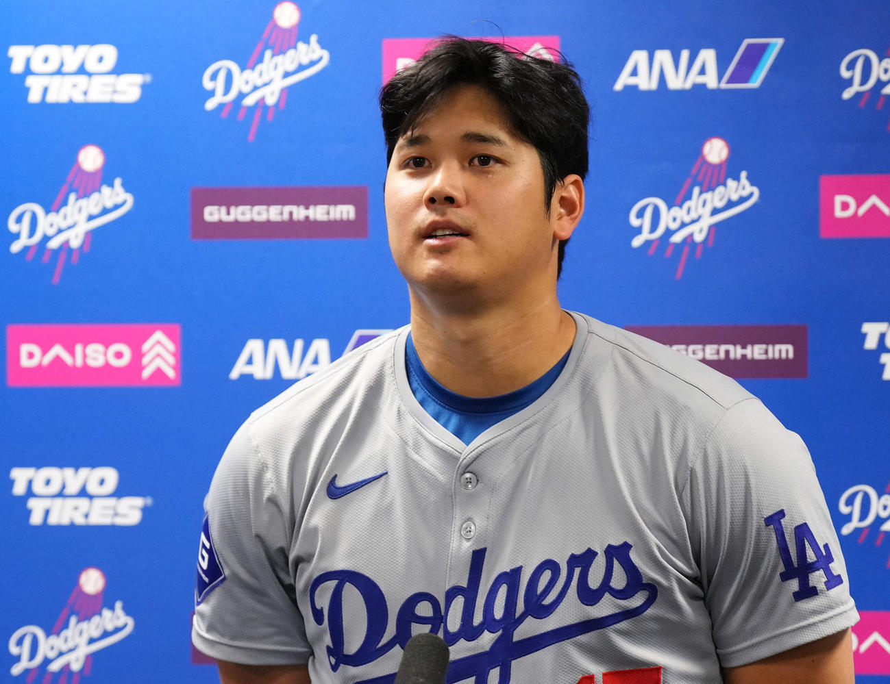 マーリンズ対ドジャース　「50－50」を達成し、記者の質問に答えるドジャース大谷（撮影・菅敏）