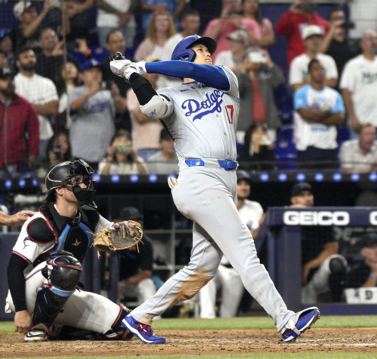 米大リーグ、マーリンズ戦の9回、3打席連続本塁打となる51号3ランを放つドジャース大谷翔平（共同）