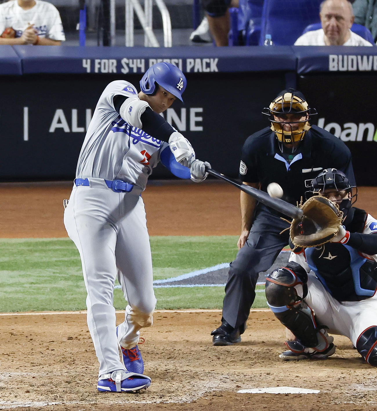 米大リーグ、マーリンズ戦の9回、3打席連続本塁打となる51号3ランを放つドジャース大谷翔平（共同）