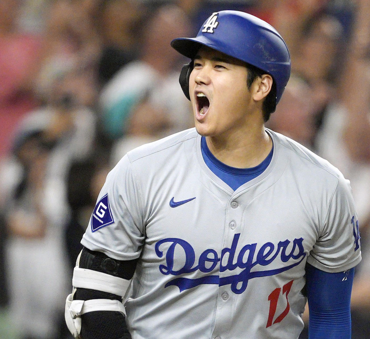 マーリンズ戦の7回、50号2ランを放ち喜ぶドジャース大谷翔平。メジャー史上初の「50本塁打、50盗塁」に到達した（共同）