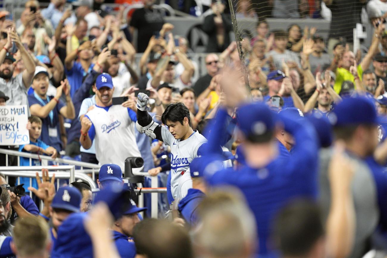 米大リーグ、マーリンズ戦の7回に50号2ランを放ち、観客から祝福されるドジャース大谷翔平（共同）