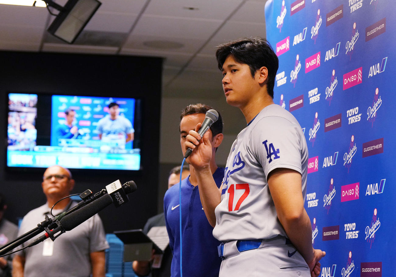 マーリンズ対ドジャース　「50－50」を達成し、記者の質問に答えるドジャース大谷（手前）（撮影・菅敏）