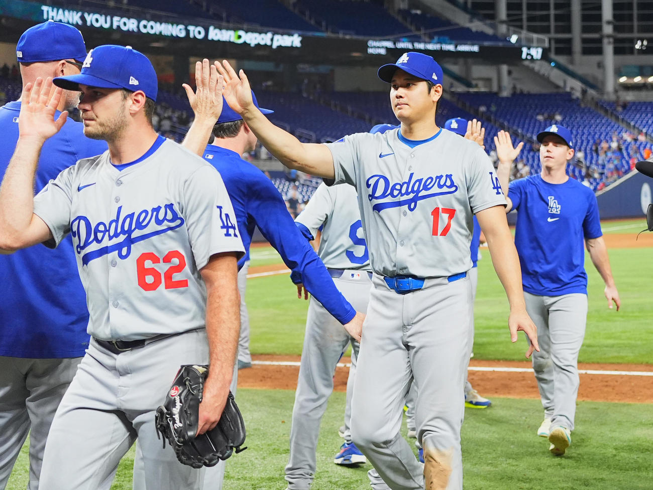 マーリンズ対ドジャース　プレーオフ進出が決まり、ナインとタッチをするドジャース大谷（中央）（撮影・菅敏）