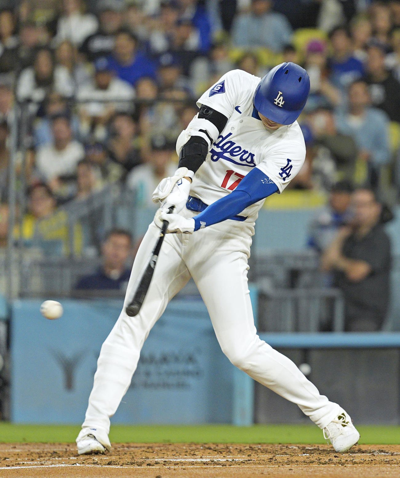ロッキーズ戦の3回、中前打を放つドジャース大谷（共同）